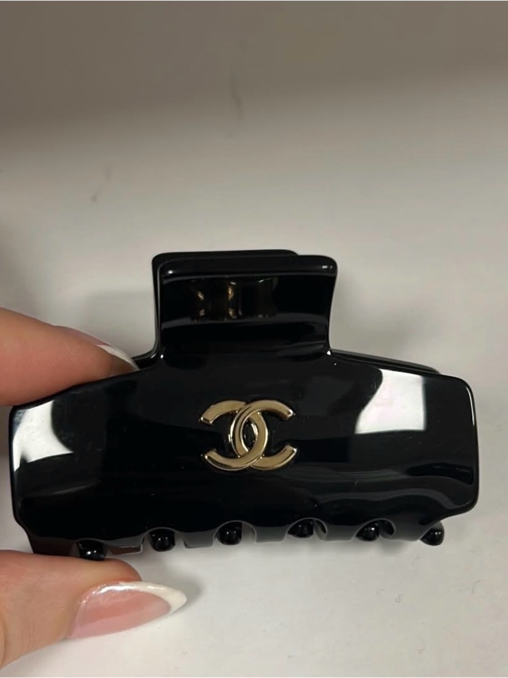 Chanel 26B black hair claw clip with CC logo